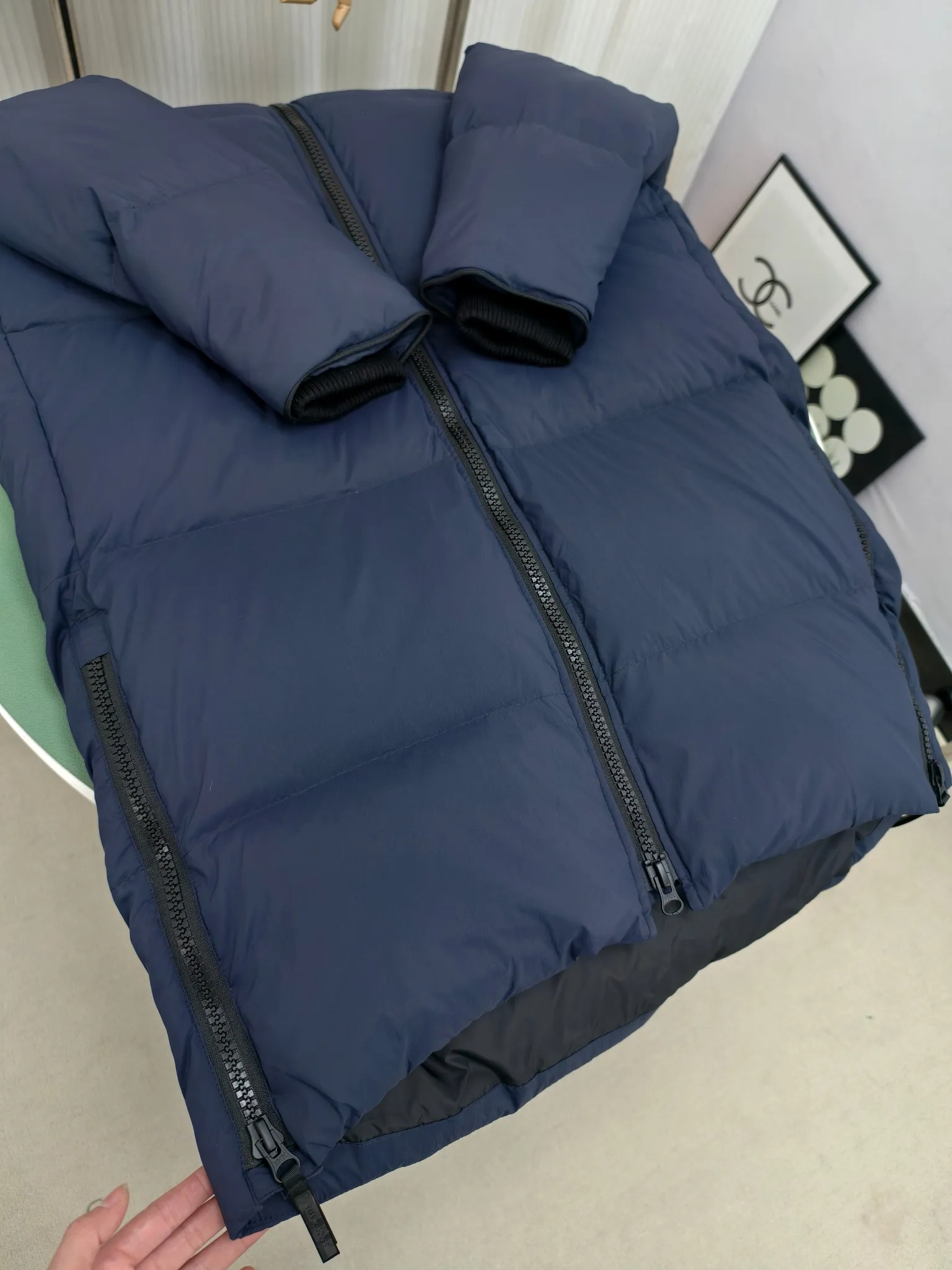 P1040————2800M (same style for men and women) Canada goose Lawrence long down jacket The Lawrence long down jacket provides basic protection for daily adventures and is made of sustainable Enduraluxe fabric with a practical soft touch. It has a quilted body and adjustable hood. Filled with extremely fluffy duck down. The adjustable down-filled connected hood and chin-protecting suede knitted stand-up collar are soft and extra-comfortable. Tapered rib-knit cuffs improve comfort and seal in heat. There are two zippered side vents at the bottom of the jacket for increased range of motion and ventilation. It has a longer hem at the back for added protection and reflective double stripes on the back. Color: black with red label, black with black label, navy blue with red label Size: XS-2XL